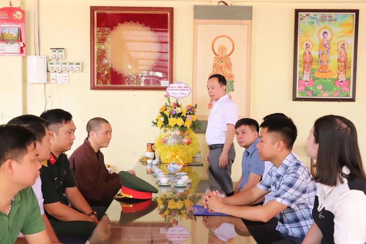 Đồng chí Lý Văn Dũng – Chủ tịch UBND xã chúc mừng Đại đức Thích Quang Minh - Trụ trì chùa Đậu Nhân dịp Đại lễ Phật đản Phật lịch 2570 - Dương lịch 2026- Ảnh 1.