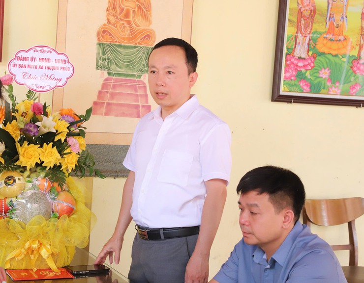 Đồng chí Lý Văn Dũng – Chủ tịch UBND xã chúc mừng Đại đức Thích Quang Minh - Trụ trì chùa Đậu Nhân dịp Đại lễ Phật đản Phật lịch 2570 - Dương lịch 2026- Ảnh 2.