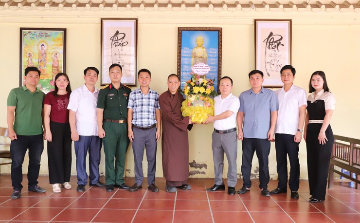 Đồng chí Lý Văn Dũng – Chủ tịch UBND xã chúc mừng Đại đức Thích Quang Minh - Trụ trì chùa Đậu Nhân dịp Đại lễ Phật đản Phật lịch 2570 - Dương lịch 2026- Ảnh 3.