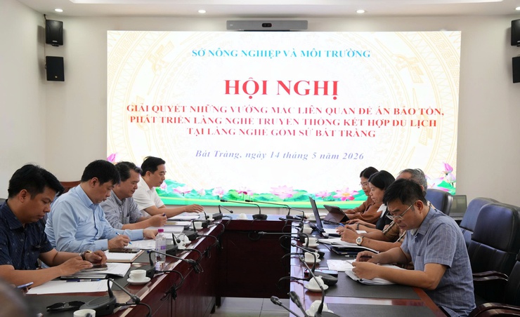Sở Nông nghiệp và Môi trường Thành phố Hà Nội tháo gỡ vướng mắc Đề án bảo tồn, phát triển làng nghề gắn với du lịch của xã Bát Tràng- Ảnh 1.
