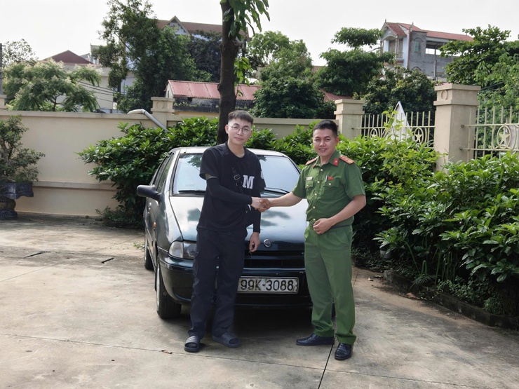 Công an xã Phú Cát kịp thời hỗ trợ người dân nhận lại phương tiện bị bỏ quên- Ảnh 2.