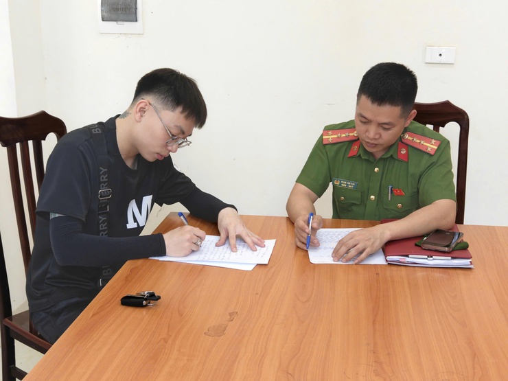 Công an xã Phú Cát kịp thời hỗ trợ người dân nhận lại phương tiện bị bỏ quên- Ảnh 1.