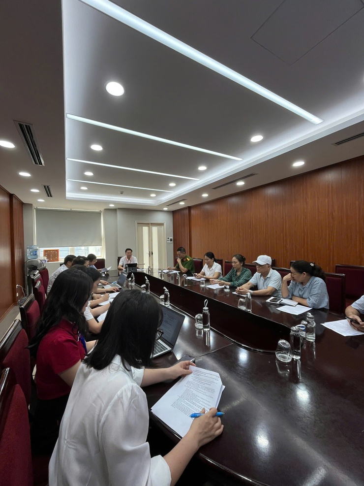 UBND phường Việt Hưng tổ chức họp với Ban quản lý các chợ dân sinh trên địa bàn phường triển khai các nội dung về Nội quy mẫu chợ; Hướng dẫn quy trình thực hiện truy xuất nguồn gốc ATTP- Ảnh 2.