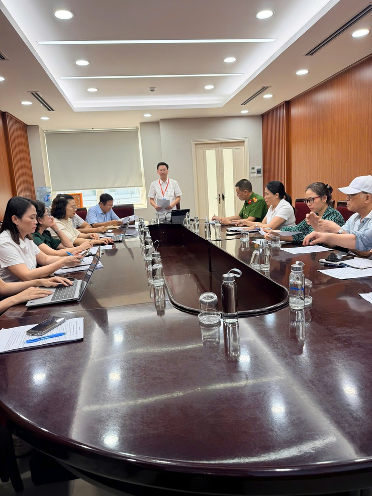 UBND phường Việt Hưng tổ chức họp với Ban quản lý các chợ dân sinh trên địa bàn phường triển khai các nội dung về Nội quy mẫu chợ; Hướng dẫn quy trình thực hiện truy xuất nguồn gốc ATTP- Ảnh 1.