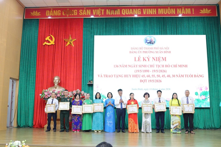 Xuân Đỉnh: tổ chức kỷ niệm 136 năm Ngày sinh Chủ tịch Hồ Chí Minh và trao tặng Huy hiệu Đảng đợt 19/5- Ảnh 5.