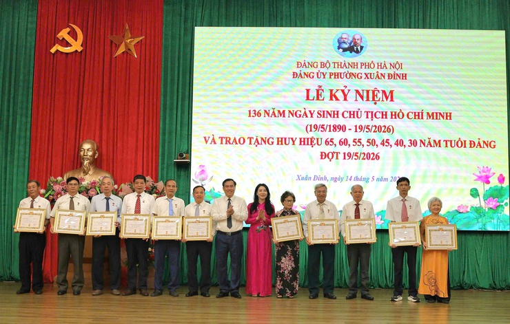 Xuân Đỉnh: tổ chức kỷ niệm 136 năm Ngày sinh Chủ tịch Hồ Chí Minh và trao tặng Huy hiệu Đảng đợt 19/5- Ảnh 4.