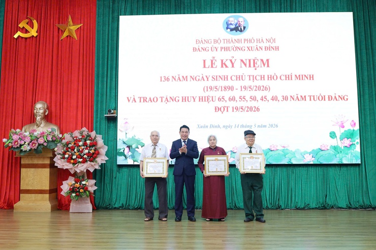 Xuân Đỉnh: tổ chức kỷ niệm 136 năm Ngày sinh Chủ tịch Hồ Chí Minh và trao tặng Huy hiệu Đảng đợt 19/5- Ảnh 3.
