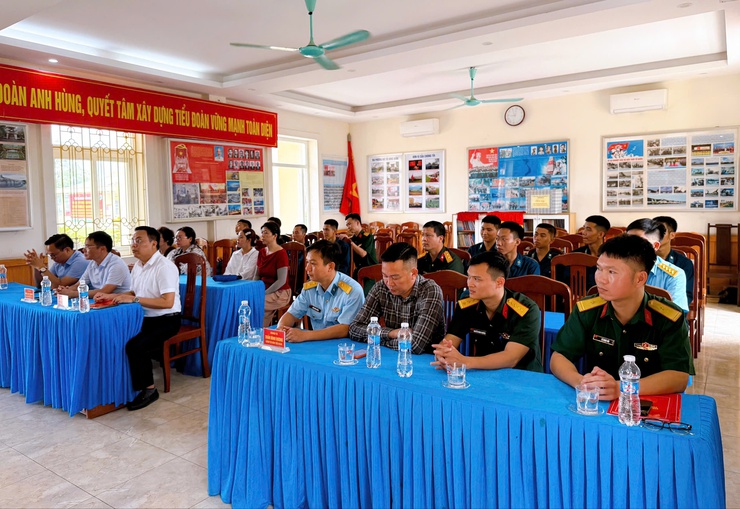 Lãnh đạo phường Thanh Liệt thăm, tặng quà tân binh tại Trung đoàn Bộ binh 692 và Sư đoàn Phòng không 361- Ảnh 2.