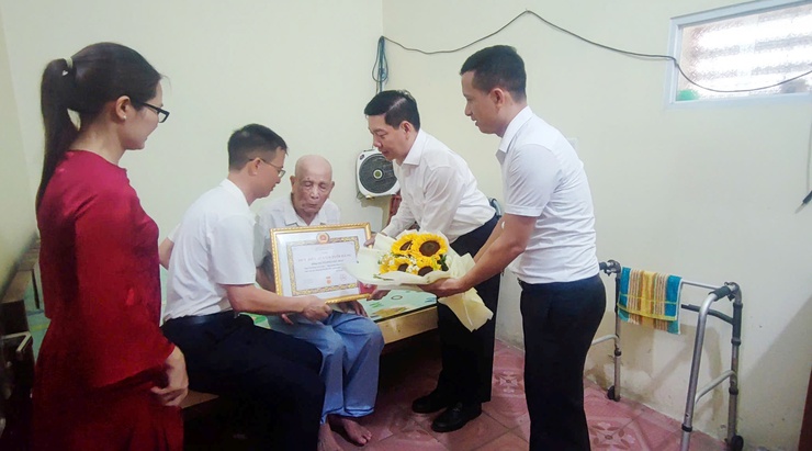 Trao tặng Huy hiệu 65 năm tuổi Đảng cho đảng viên Lương Văn Thái thuộc Đảng bộ xã Quốc Oai- Ảnh 1.