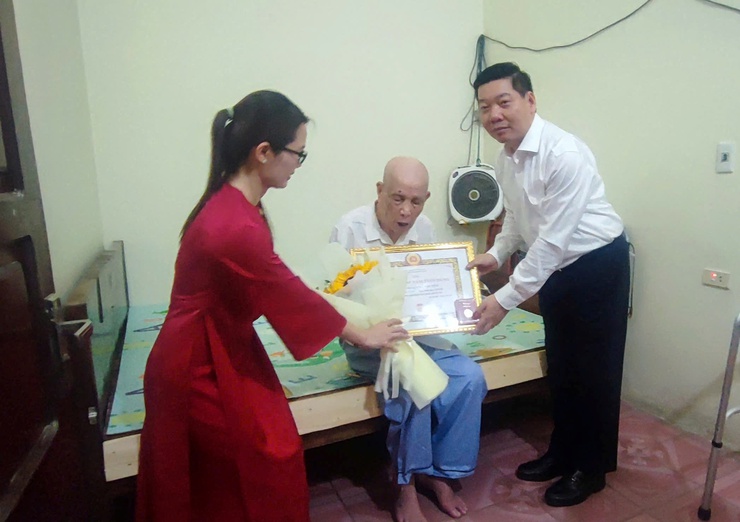 Trao tặng Huy hiệu 65 năm tuổi Đảng cho đảng viên Lương Văn Thái thuộc Đảng bộ xã Quốc Oai- Ảnh 2.