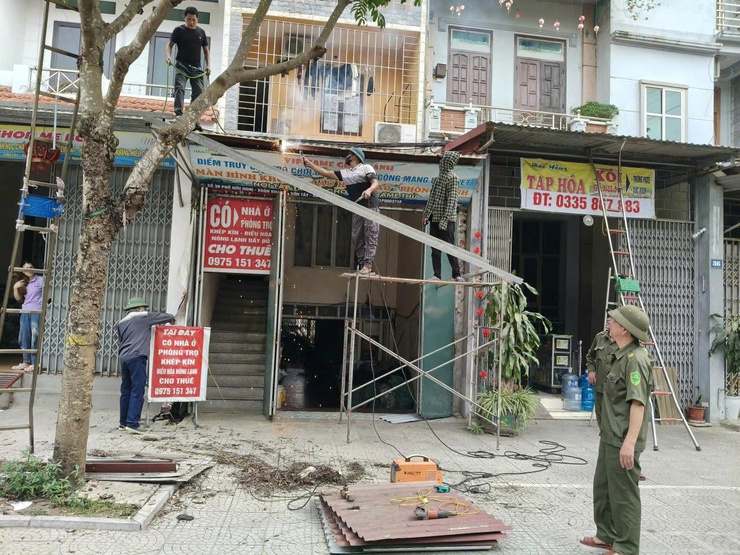 Phường Tùng Thiện tiếp tục duy trì kiểm tra, xử lý vi phạm trật tự đô thị trên tuyến phố Hữu Nghị – Xuân Khanh- Ảnh 1.