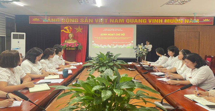 Chi bộ trường Tiểu học Linh Đàm tổ chức sinh hoạt chuyên đề học tập Nghị quyết số 02-NQ/TW của Bộ Chính trị về xây dựng và phát triển Thủ đô Hà Nội trong kỷ nguyên mới- Ảnh 1.