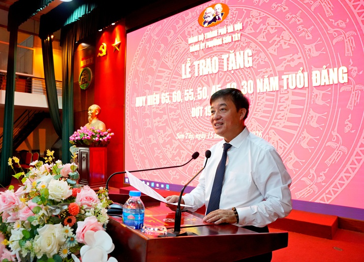 SƠN TÂY TRAO TẶNG HUY HIỆU ĐẢNG ĐỢT 19/5/2026- Ảnh 1.
