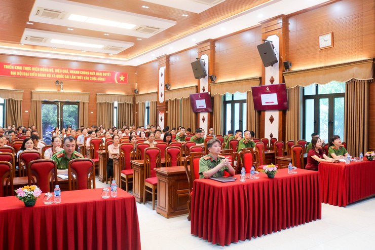UBND xã Quốc Oai tổ chức tuyên truyền, hướng dẫn tích hợp an sinh xã hội trên VNeID, kích hoạt định danh điện tử mức 2 và cấp căn cước cho trẻ em- Ảnh 1.