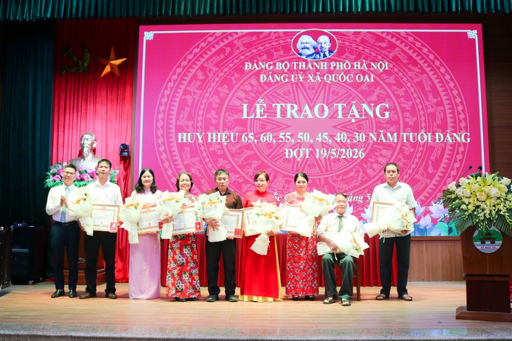 Xã Quốc Oai trang trọng trao tặng Huy hiệu Đảng đợt 19/5 cho 37 đảng viên- Ảnh 10.