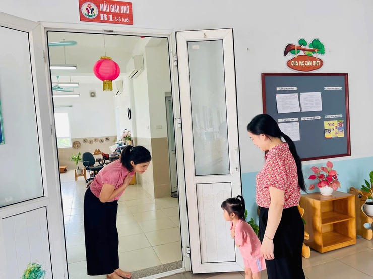 Cô và trẻ chào hỏi nhau thân thiện mỗi buổi sáng khi đến lớp