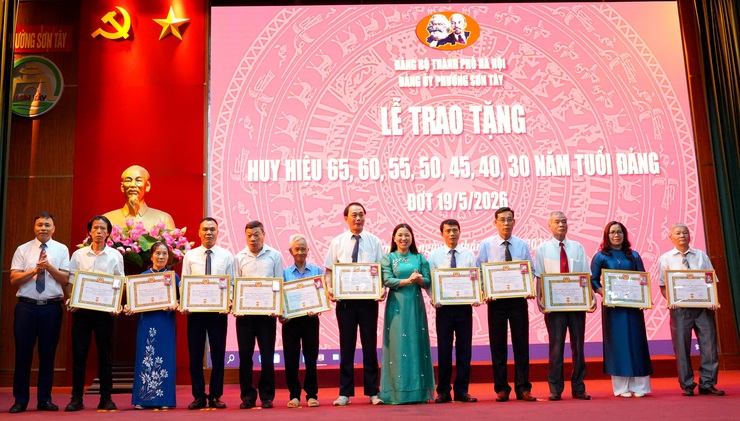 SƠN TÂY TRAO TẶNG HUY HIỆU ĐẢNG ĐỢT 19/5/2026- Ảnh 8.
