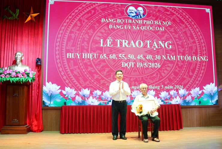 Xã Quốc Oai trang trọng trao tặng Huy hiệu Đảng đợt 19/5 cho 37 đảng viên- Ảnh 5.