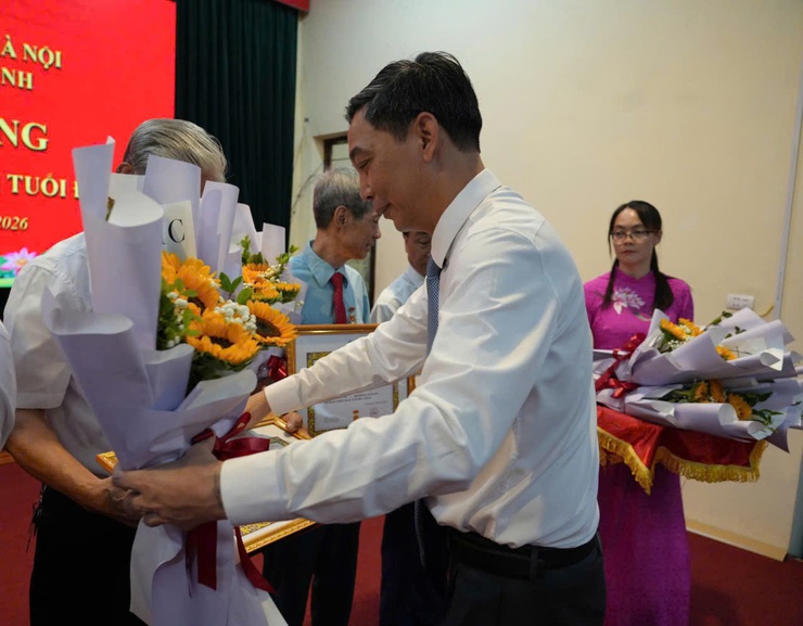 Đảng ủy xã Liên Minh trao huy hiệu Đảng đợt 19/5/2026- Ảnh 4.