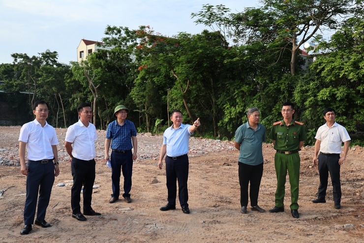 Đồng chí Bí thư Đảng uỷ, Chủ tịch HĐND xã trực tiếp kiểm tra, chỉ đạo xử lý các điểm nghẽn trên địa bàn- Ảnh 1.