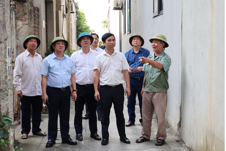 Đồng chí Bí thư Đảng uỷ, Chủ tịch HĐND xã trực tiếp kiểm tra, chỉ đạo xử lý các điểm nghẽn trên địa bàn- Ảnh 2.