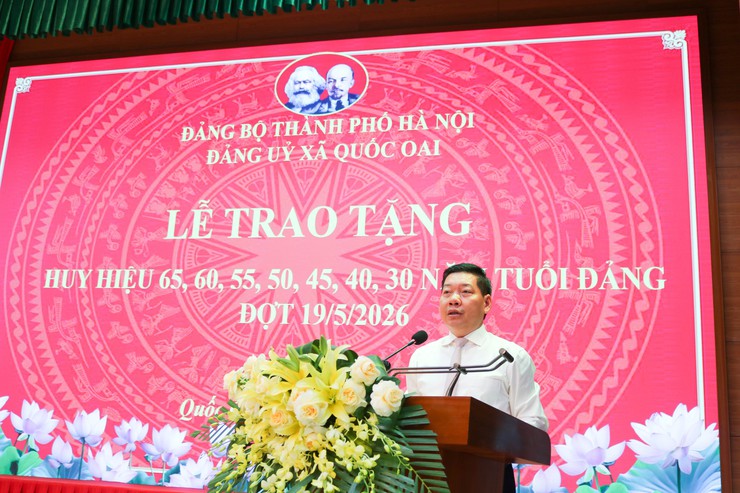 Xã Quốc Oai trang trọng trao tặng Huy hiệu Đảng đợt 19/5 cho 37 đảng viên- Ảnh 12.