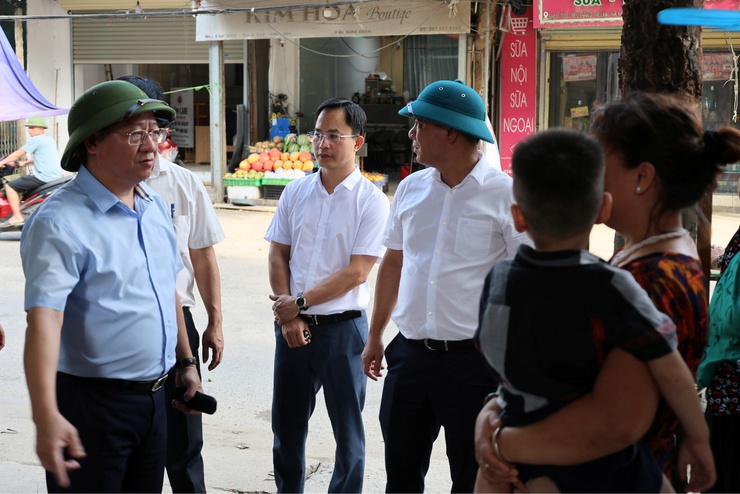 Đồng chí Bí thư Đảng uỷ, Chủ tịch HĐND xã trực tiếp kiểm tra, chỉ đạo xử lý các điểm nghẽn trên địa bàn- Ảnh 3.
