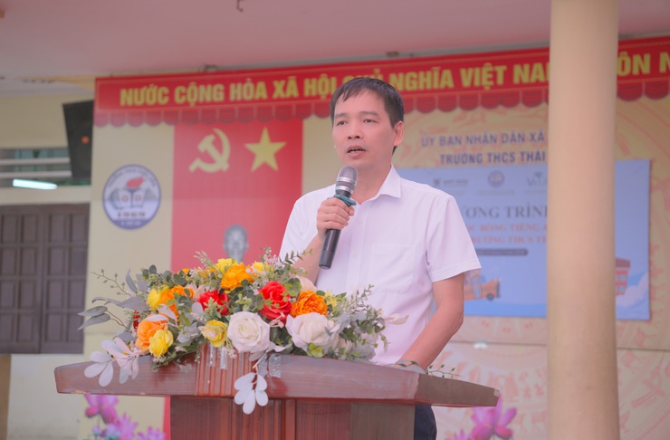 Trao tặng sách và 100 suất học bổng tiếng Anh cho trẻ em có hoàn cảnh khó khăn tại các trường THCS Thái Hòa và THCS Thụy An- Ảnh 1.