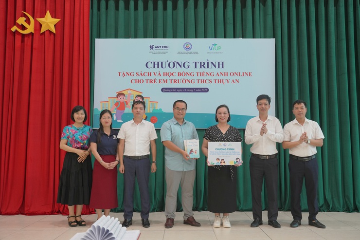 Trao tặng sách và 100 suất học bổng tiếng Anh cho trẻ em có hoàn cảnh khó khăn tại các trường THCS Thái Hòa và THCS Thụy An- Ảnh 2.