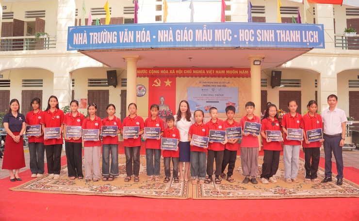 Trao tặng sách và 100 suất học bổng tiếng Anh cho trẻ em có hoàn cảnh khó khăn tại các trường THCS Thái Hòa và THCS Thụy An- Ảnh 3.