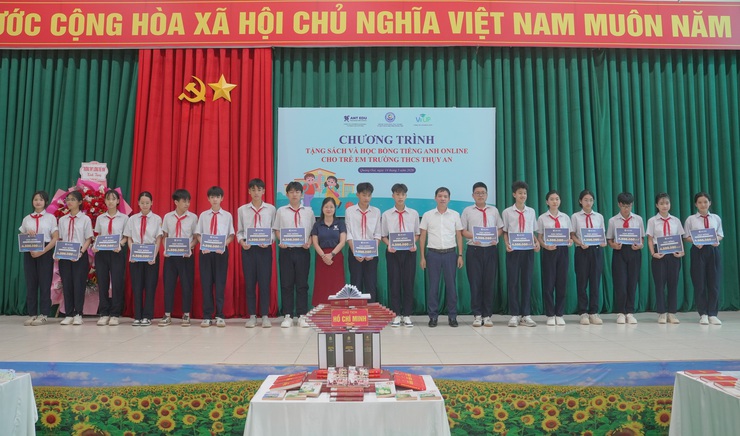 Trao tặng sách và 100 suất học bổng tiếng Anh cho trẻ em có hoàn cảnh khó khăn tại các trường THCS Thái Hòa và THCS Thụy An- Ảnh 4.