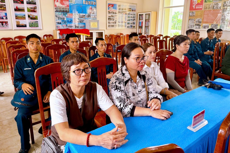 Lãnh đạo phường Thanh Liệt thăm, tặng quà tân binh tại Trung đoàn Bộ binh 692 và Sư đoàn Phòng không 361- Ảnh 3.