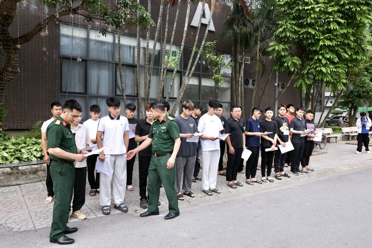BCHQS xã Thư Lâm tổ chức khám sức khỏe tuyển chọn công dân tham gia lực lượng Dân quân thường trực- Ảnh 1.