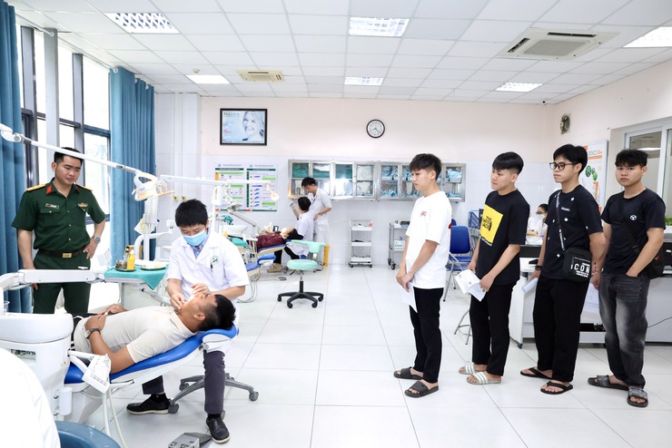 BCHQS xã Thư Lâm tổ chức khám sức khỏe tuyển chọn công dân tham gia lực lượng Dân quân thường trực- Ảnh 4.