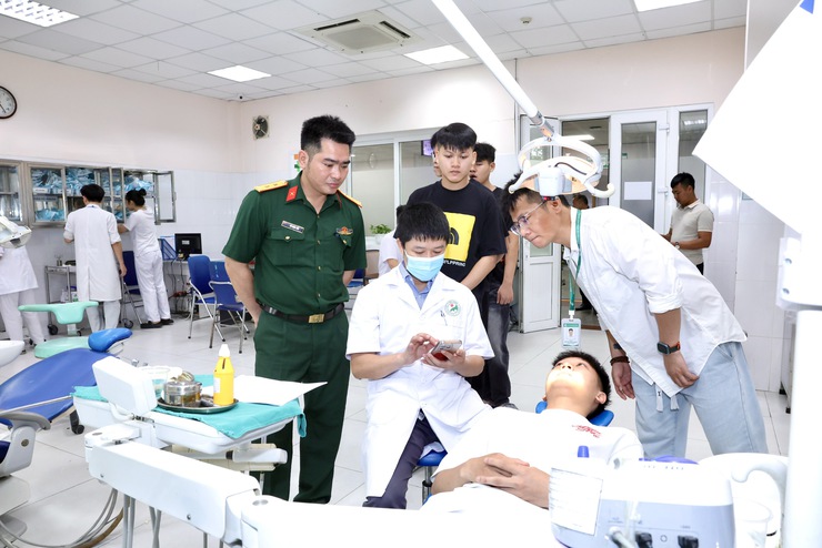 BCHQS xã Thư Lâm tổ chức khám sức khỏe tuyển chọn công dân tham gia lực lượng Dân quân thường trực- Ảnh 6.