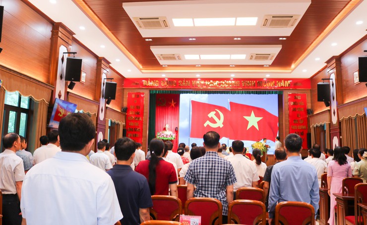 Xã Quốc Oai trang trọng trao tặng Huy hiệu Đảng đợt 19/5 cho 37 đảng viên- Ảnh 2.