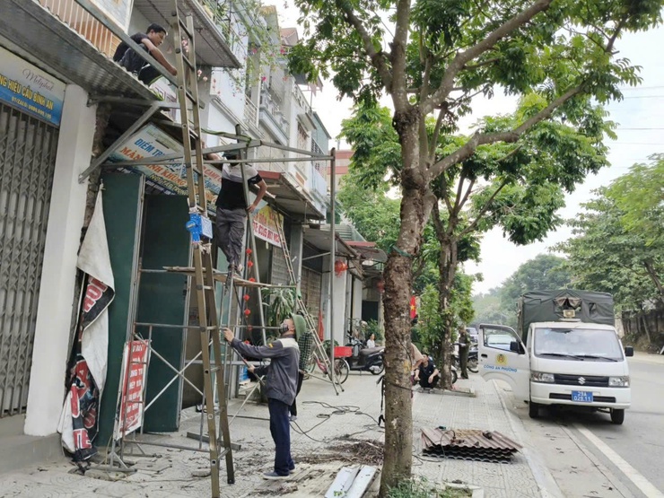 Phường Tùng Thiện tiếp tục duy trì kiểm tra, xử lý vi phạm trật tự đô thị trên tuyến phố Hữu Nghị – Xuân Khanh- Ảnh 2.