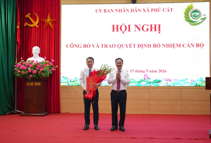 UBND xã Phú Cát trao Quyết định bổ nhiệm chức vụ Trưởng phòng Kinh tế xã- Ảnh 1.