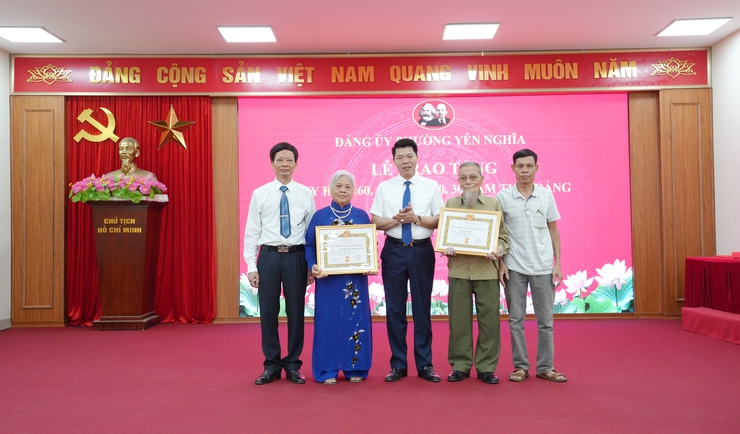 Đảng bộ phường Yên Nghĩa trang trọng tổ chức lễ trao Huy hiệu Đảng đợt 19/5- Ảnh 1.