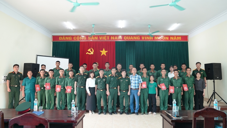 Phường Yên Nghĩa thăm, động viên chiến sĩ mới nhập ngũ năm 2026- Ảnh 4.