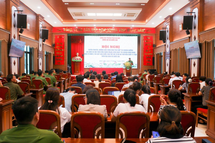 UBND xã Quốc Oai tổ chức tuyên truyền, hướng dẫn tích hợp an sinh xã hội trên VNeID, kích hoạt định danh điện tử mức 2 và cấp căn cước cho trẻ em- Ảnh 2.