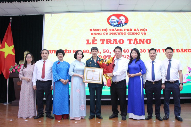 Trang trọng Lễ trao tặng Huy hiệu Đảng dịp 19/5- Ảnh 17.