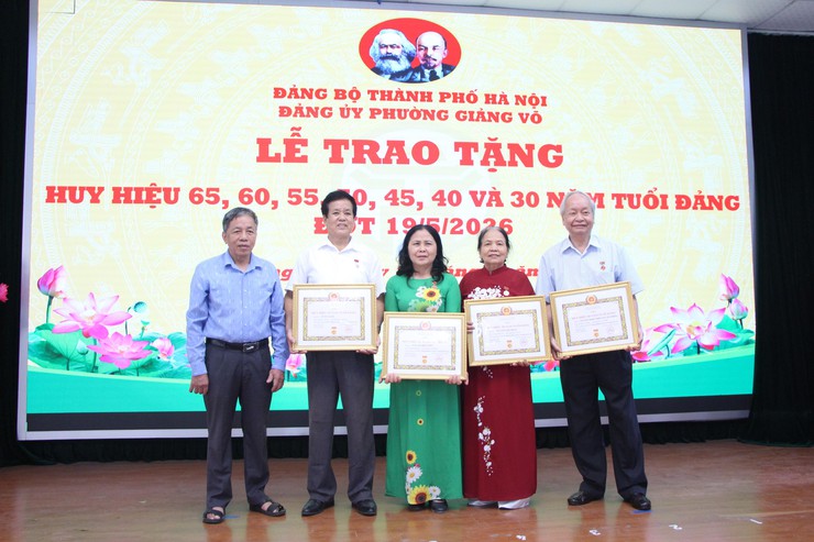 Trang trọng Lễ trao tặng Huy hiệu Đảng dịp 19/5- Ảnh 18.