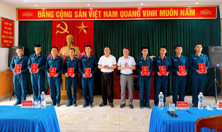 Lãnh đạo phường Thanh Liệt thăm, tặng quà tân binh tại Trung đoàn Bộ binh 692 và Sư đoàn Phòng không 361- Ảnh 11.