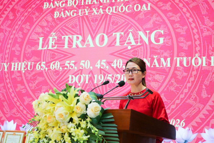 Xã Quốc Oai trang trọng trao tặng Huy hiệu Đảng đợt 19/5 cho 37 đảng viên- Ảnh 3.