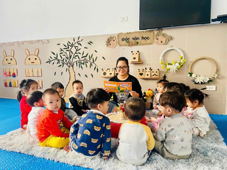 Cô giáo đọc truyện cho trẻ trước khi ngủ