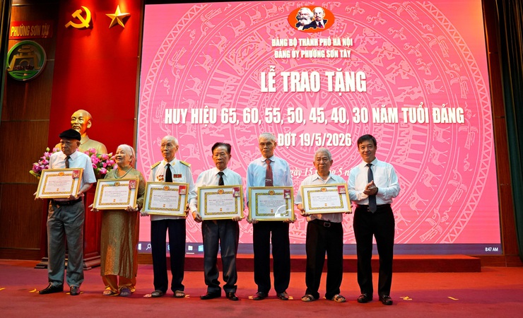 SƠN TÂY TRAO TẶNG HUY HIỆU ĐẢNG ĐỢT 19/5/2026- Ảnh 2.