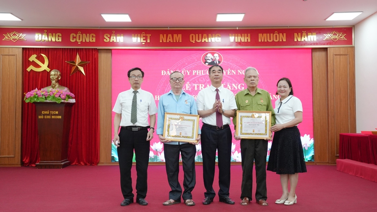Đảng bộ phường Yên Nghĩa trang trọng tổ chức lễ trao Huy hiệu Đảng đợt 19/5- Ảnh 2.