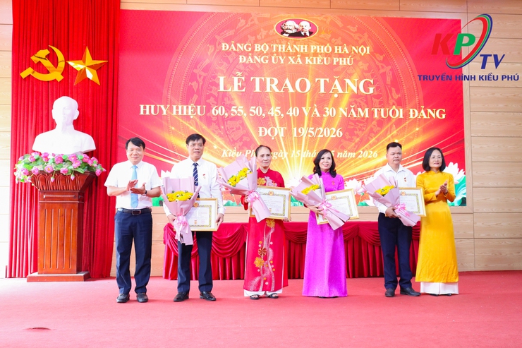 Đảng ủy xã Kiều Phú tổ chức Lễ trao tặng Huy hiệu Đảng đợt 19/5 cho 29 đảng viên- Ảnh 8.