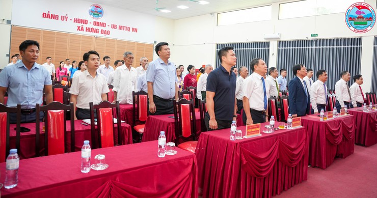 ĐẢNG ỦY XÃ HƯNG ĐẠO LONG TRỌNG TỔ CHỨC LỄ TRAO TẶNG HUY HIỆU ĐẢNG ĐỢT 19/5/2026- Ảnh 2.